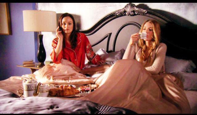 BlairReact's tweet photo. When you're hungover in bed with your best friends trying to work out what happened last night https://t.co/qhAjWb9KsL