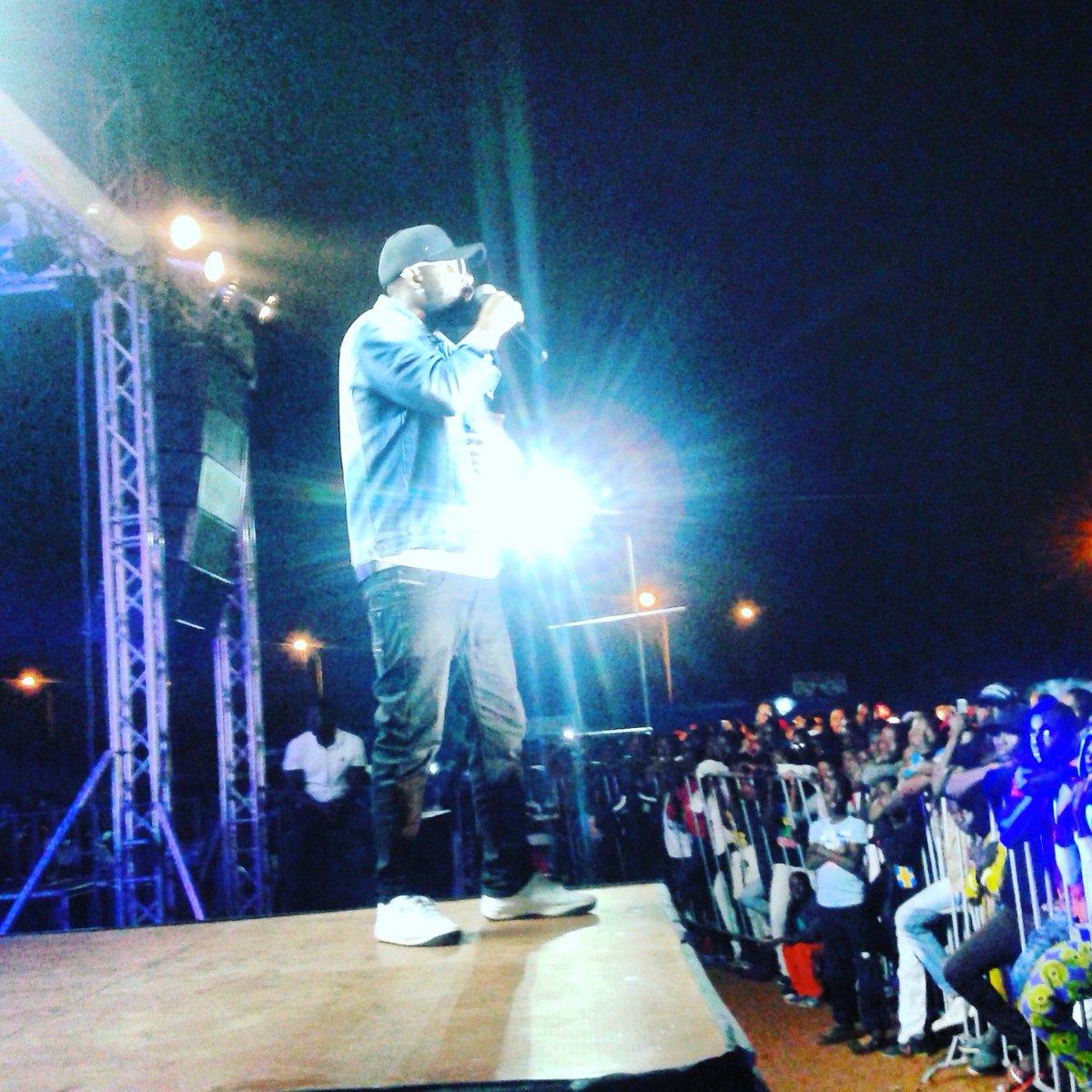 TogozikE's tweet photo. #Wekpakoudem on stage hier
#Concert #DiamondFever #FoireAdjafi #MaxCom
martialtchao https://t.co/zsJtucQVPq https://t.co/iZn7mSwry4
