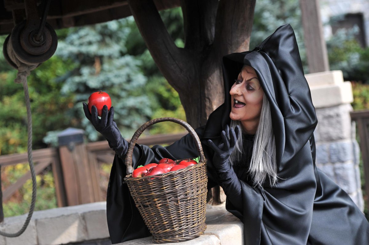 RT als jij Halloween in Disneyland Paris wilt beleven... 😱🍎