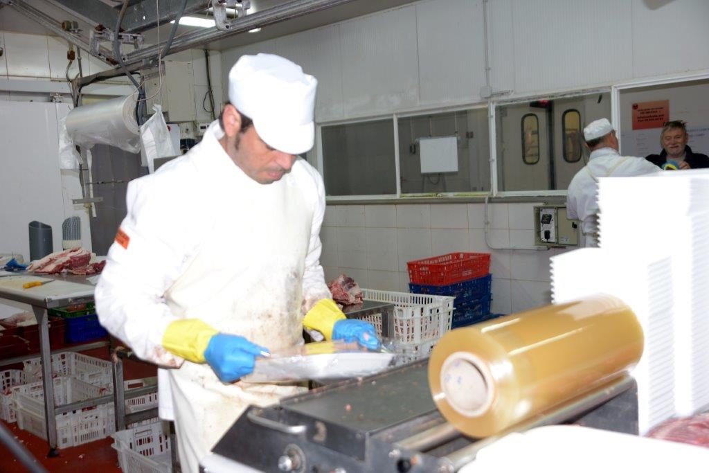 Arderiu_net's tweet photo. Bon dia!!
Heu vist mai els nostres #carnicers i #xaciners?
Uns molt bon professionals que cuiden i mimen els productes d'#ArderiulaCarn 😊 https://t.co/AR8iJ8tTb3