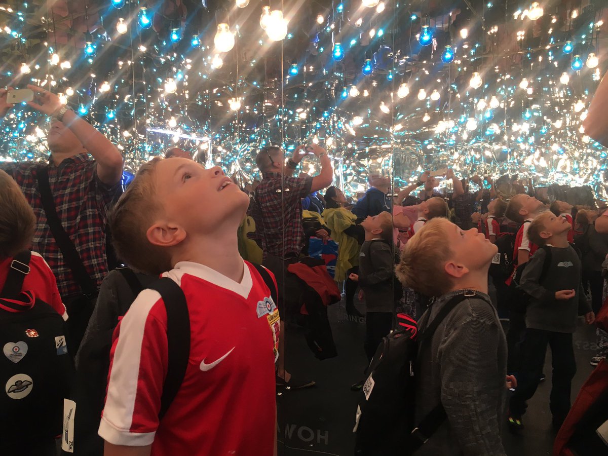 LeanneGoodall_'s tweet photo. Spotted the #OUreflect cube at #BournemouthAirFestival so took the family in to reflect on my journey so far &amp; our futures @OpenUniversity https://t.co/SuUfjtahLA