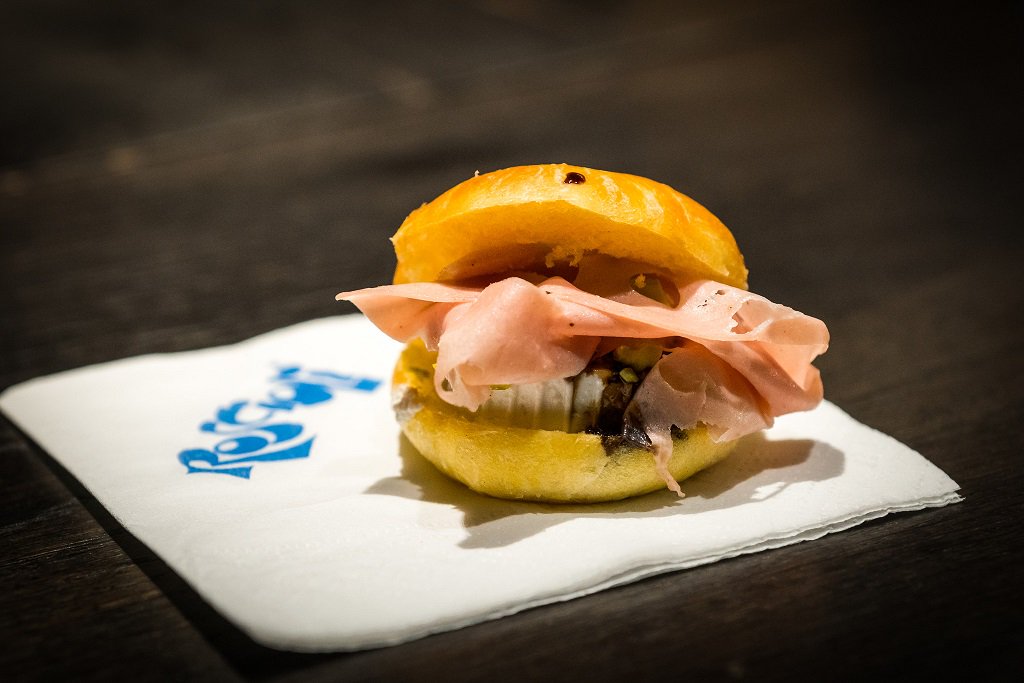 Il nostro goloso bottoncino con mortadella, ricotta e aceto balsamico.