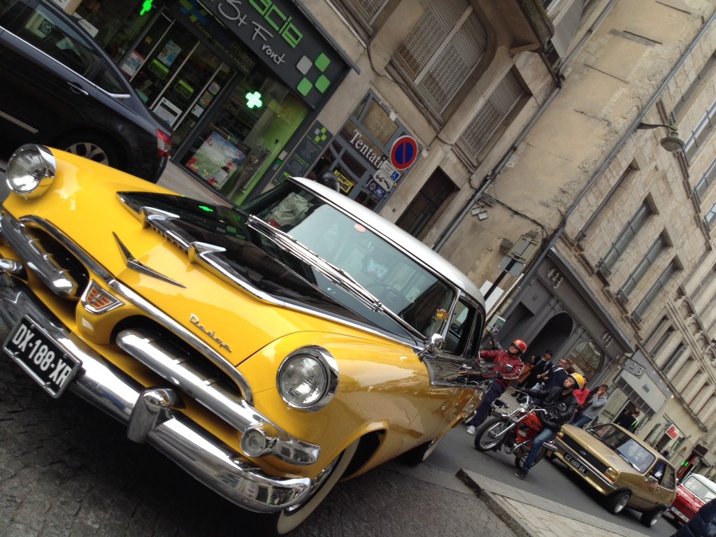 BLasseguette's tweet photo. Un festival de belles #carrosseries #Vintage Days #Périgueux #chrome #retro #cars https://t.co/LYHreB3Cbv