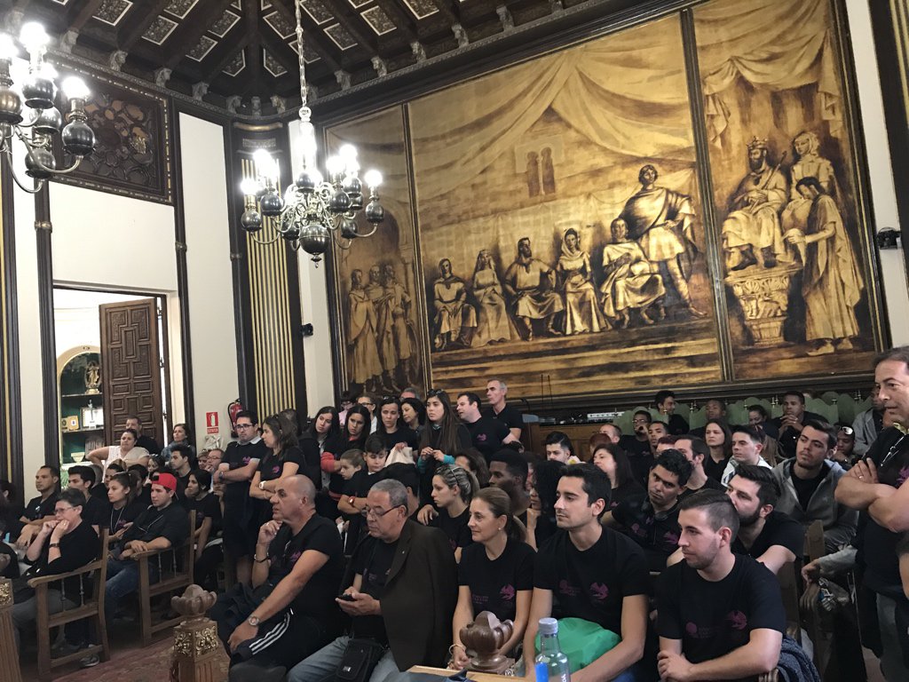 aedonsancho's tweet photo. Recepción a los grupos (Cuba, Portugal, Valencia) en el @AytoZamora por parte de María Eugenia Cabezas, concejala de cultura. #FIFZAMORA https://t.co/AZFWjF8v9T