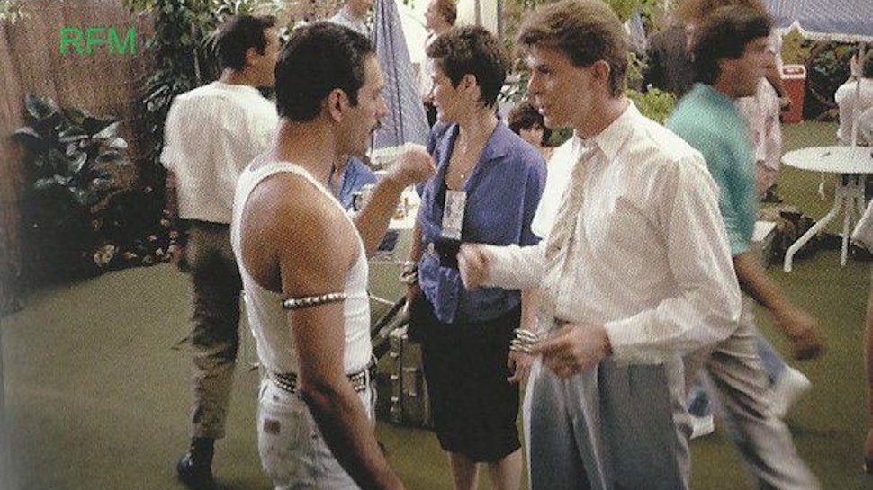crockpics's tweet photo. Freddie Mercury and David Bowie backstage at Live Aid, 1985 https://t.co/Bkj8nrP9BQ