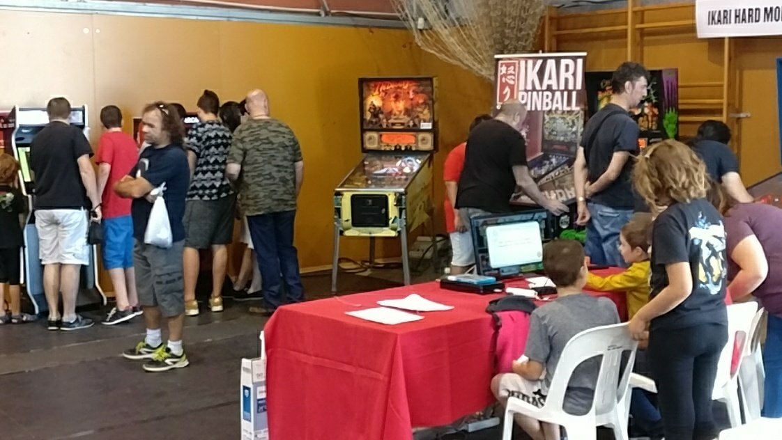 IkariHardMods's tweet photo. Ya estamos en la @FanConBCN a tope ¿Os pasáis a echsr unas partidas? #fancon2017 #arcade #pinball #ikarihardmods https://t.co/LrukFM8IOx