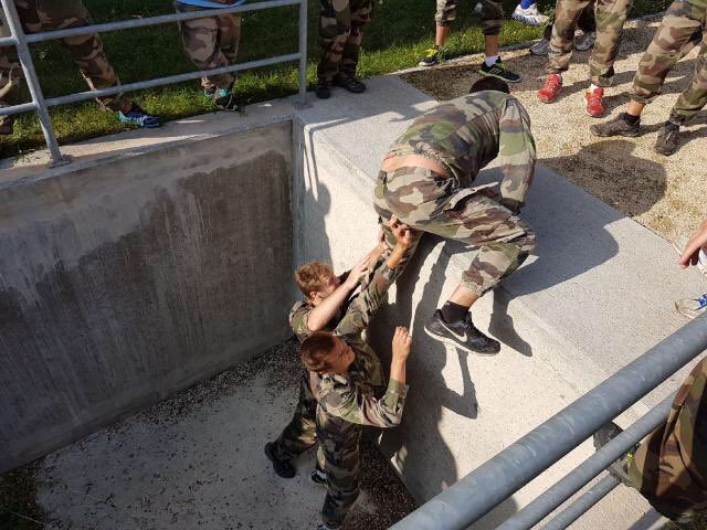 Gouv_mili_Lyon's tweet image. #direct le XV de #Bron 🏈 au #7RMAT : échauffement, parcours du combattant, #TIOR 💪🏻 l'esprit d'équipe est au rendez-vous!