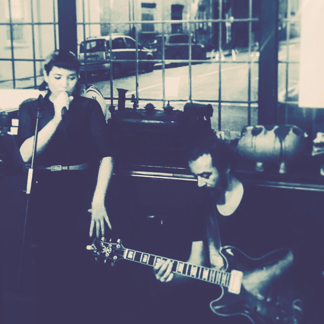 JessDeGiudici's tweet photo. Snippet from yesterday gig at #Princeofgreenwich pub #Greenwich #Jazz #Livemusic #singer #vocalist #bw #Guitar #acoustic https://t.co/3KCWK2kOv4