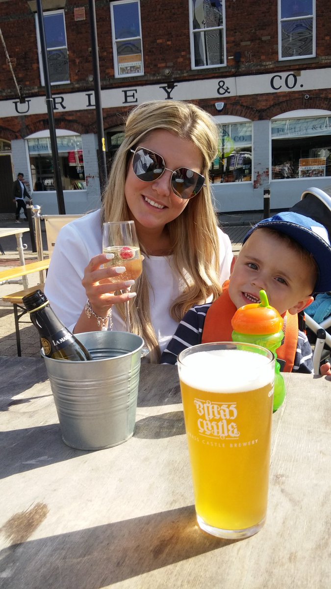 ralphcouldwell's tweet photo. Cheers! The sun is shining @furleyandco in #Hull https://t.co/p31MCIYF73