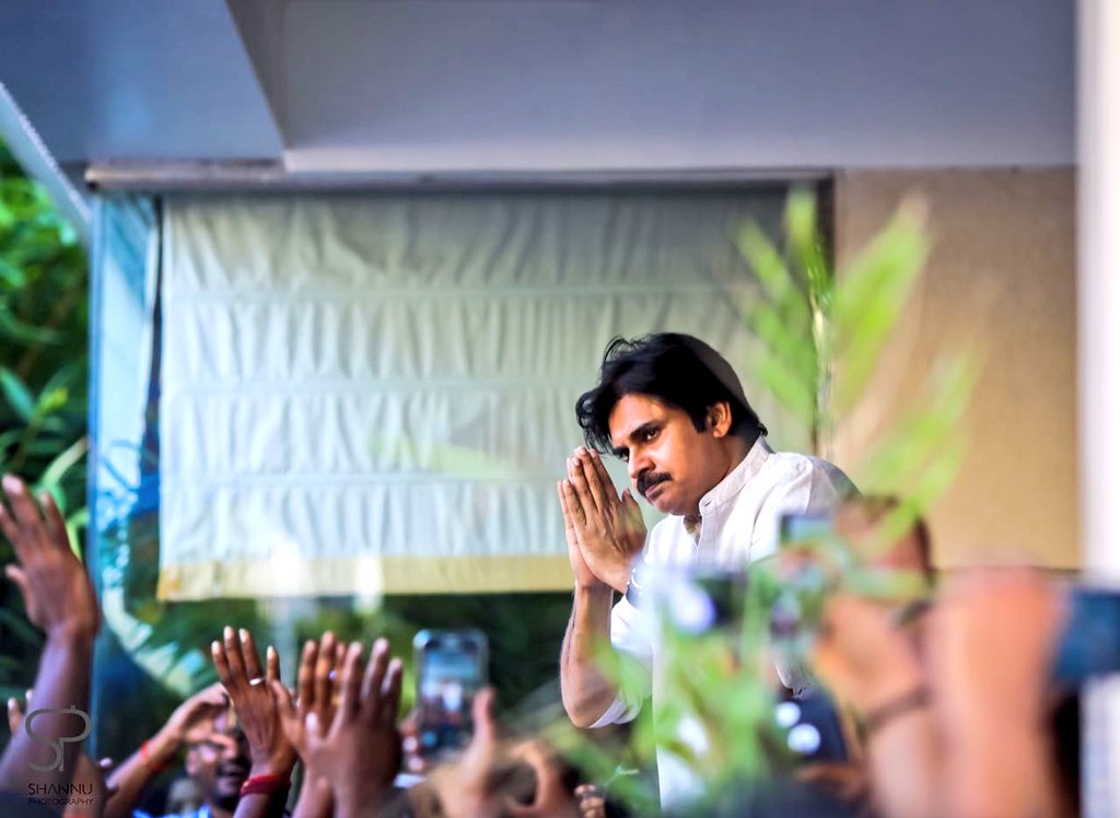 anonymws's tweet photo. దేశ సేవకే దాసుడు
నిరంతర కృషి వల్యుడు
స్వేచ్ఛ హితముల మార్గుడు
ప్రశ్న జ్వాలితడు
@PawanKalyan 🙌🙌

#HBDLeaderPawanKalyan https://t.co/oLbEYoaxVK