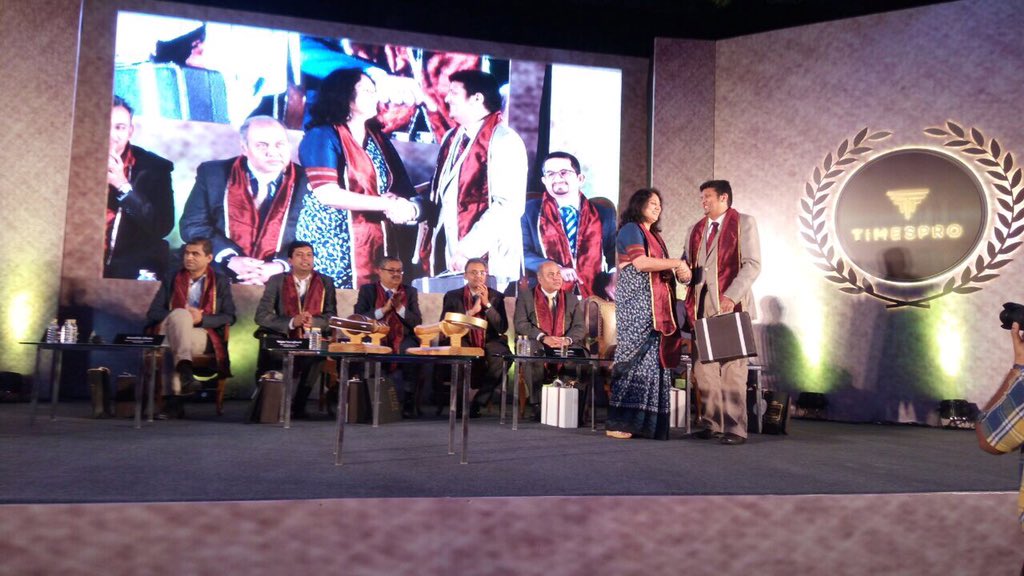 brilliansk's tweet photo. A lighter moment with Guest of Honour Preeti Singh, VP, HDFC Standard Life Insurance #TASC2017 @timesproindia #ThankYou https://t.co/hUhEbxQlbI