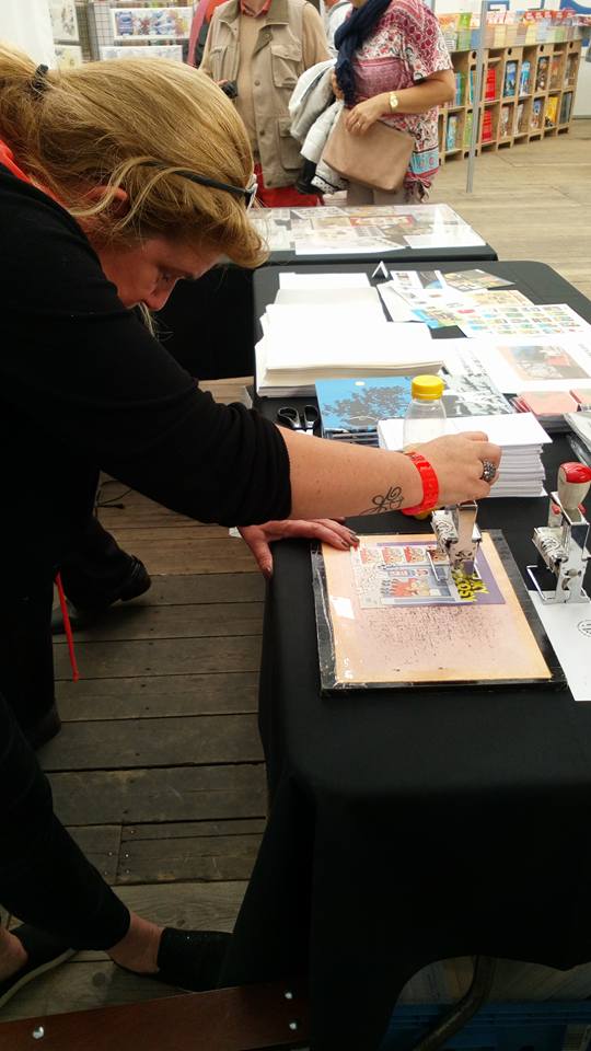 Wie oh wie staat er met een fraaie stand (al zeggen we het zelf) op het #Stripfeest ih Warandepark in #Brussel? Met o.a. <a href="/bpost_nl/">bpost</a>-kantoor 💌