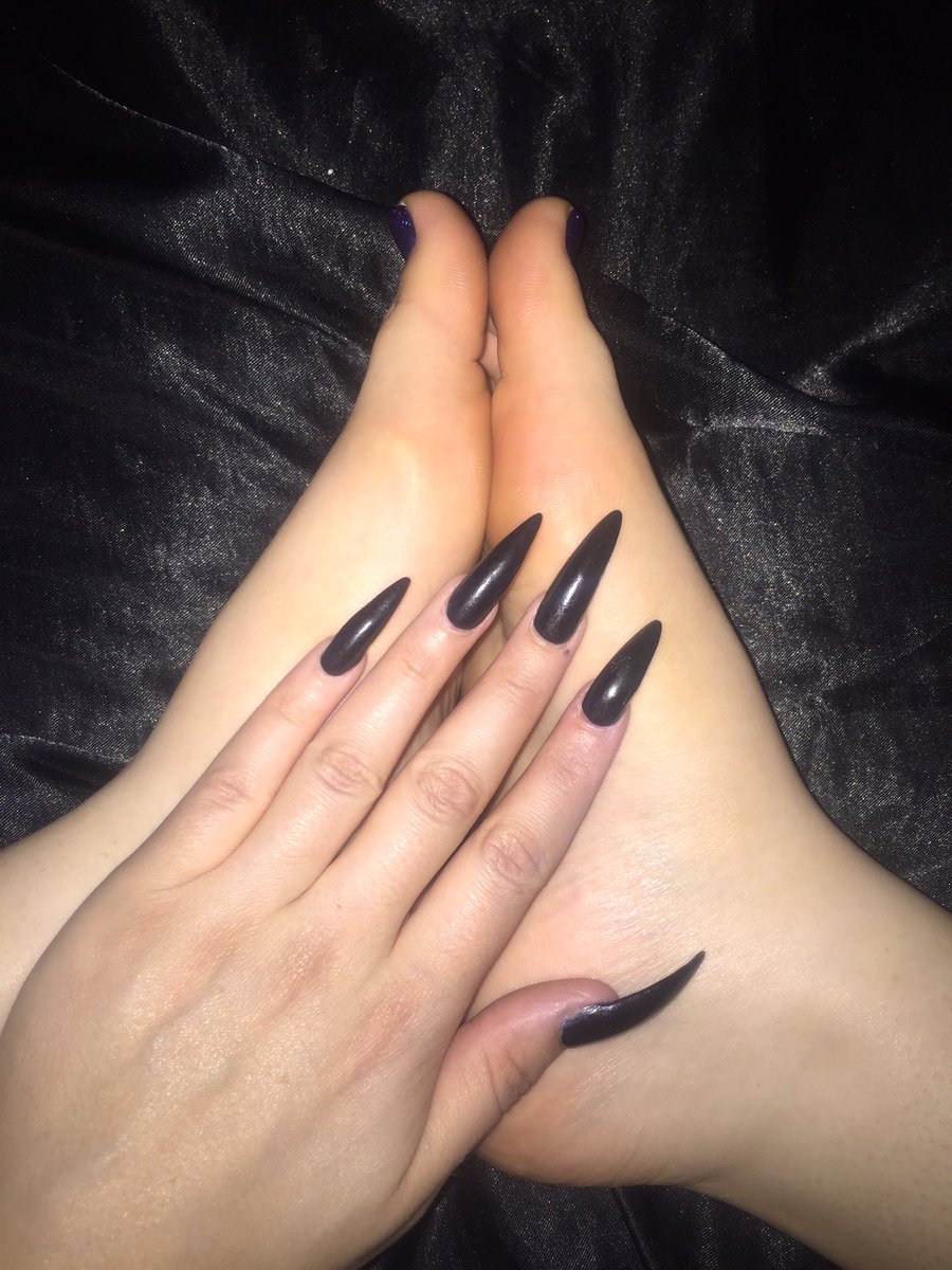 GoddessDee13's tweet photo. good night 😴🌙 would be great to wake up to amazon gift cards &amp; a foot rub  💳💰👸🏻 #spoilme #sleepingbeauty #lovemytoes #findom #slaves https://t.co/IPD6BQSB2p