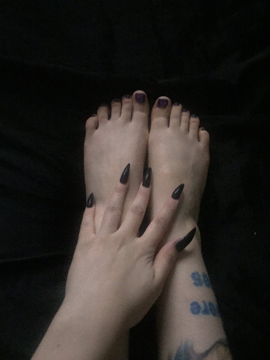 GoddessDee13's tweet photo. good night 😴🌙 would be great to wake up to amazon gift cards &amp; a foot rub  💳💰👸🏻 #spoilme #sleepingbeauty #lovemytoes #findom #slaves https://t.co/IPD6BQSB2p