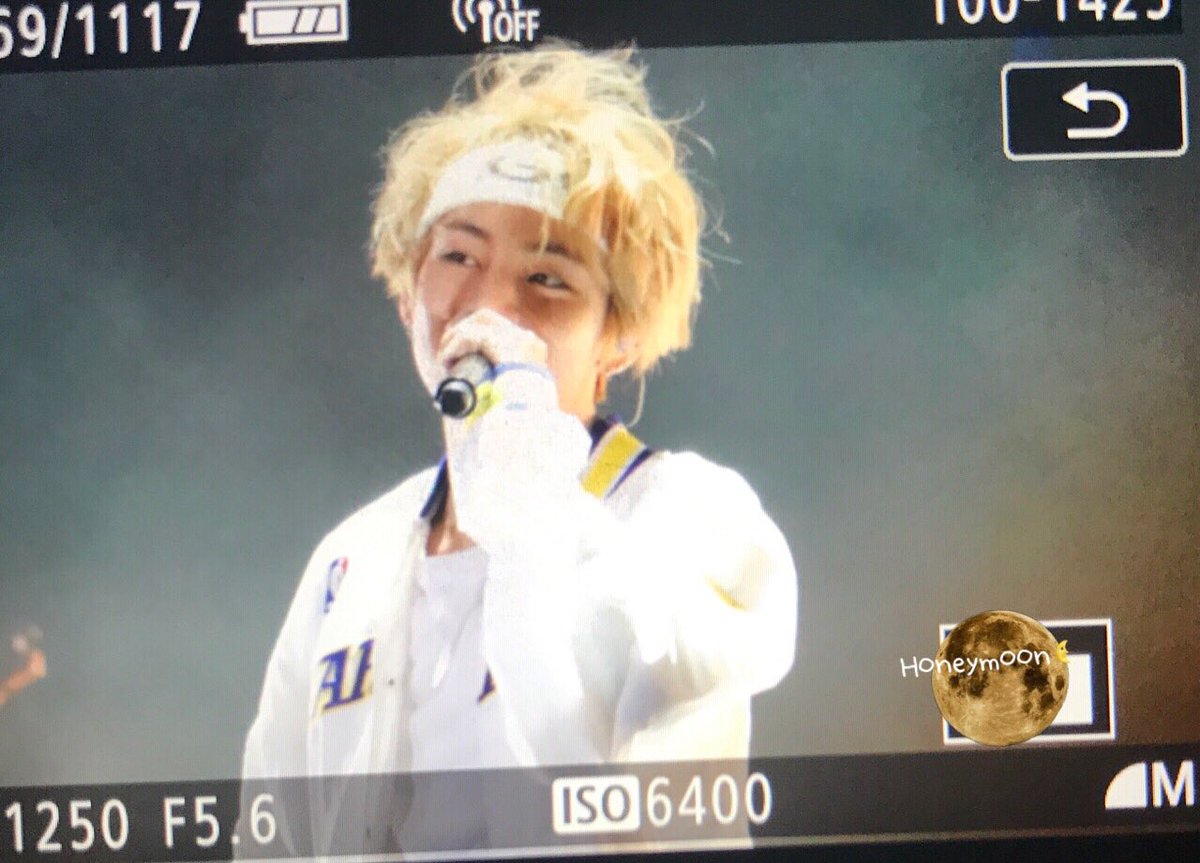 honeymoon_1230's tweet photo. 170902 서태지 25주년 콘서트
넘 이뻥 ㅠㅠ❤️😂
#태형 #V 뷔 #태태 #방탄소년단 #BTS
@BTS_twt https://t.co/6v4zLY4Lyp