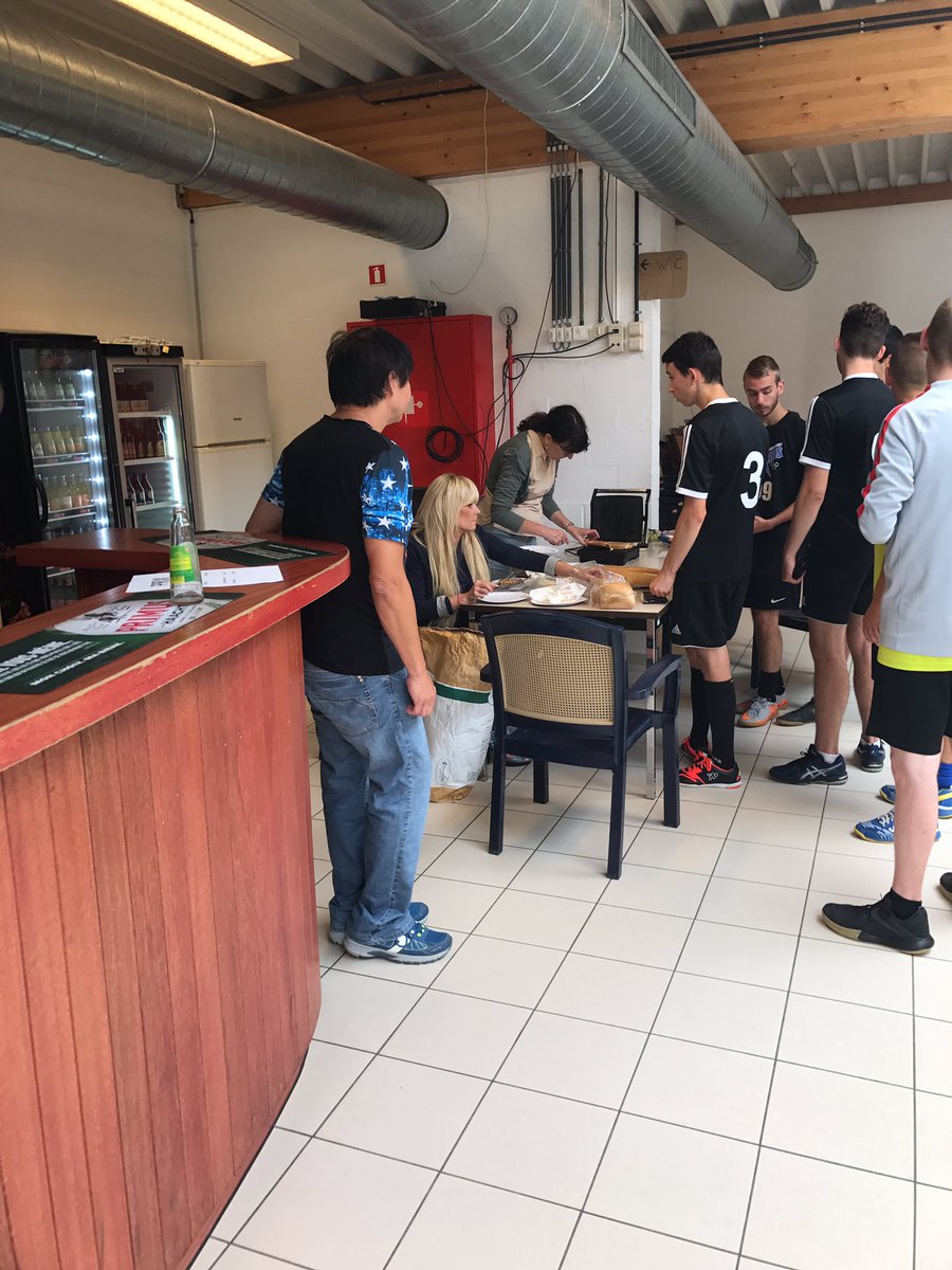 Blackhawks_Mons's tweet photo. Lunch time for the players #bcmcup https://t.co/tpK7uR9yH7