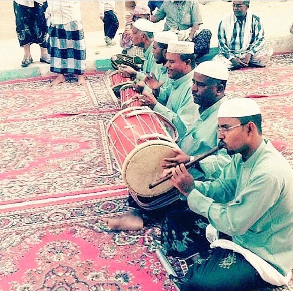 HADRAMOUT01's tweet photo. الزربادي:رقصه شعبيه في الزواجات ب #حضرموت وتسمى أيضا(خمسه وحسير)اي الايقاعيين(واحد بالهاجر وثلاثة بالمراويس والخامس بالمدروف)والحسير المفرش https://t.co/1pd4x4jUG6