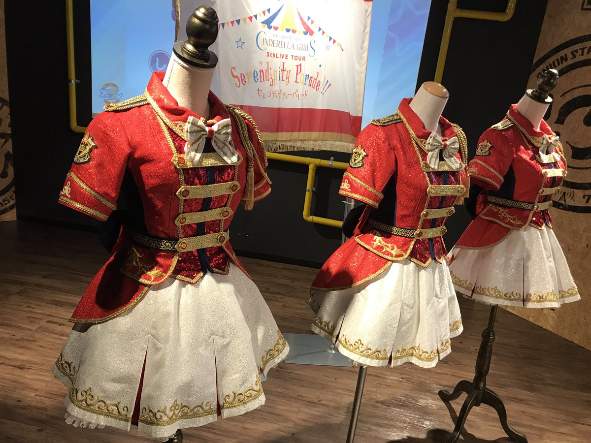 アイマスdb Ar Twitter しんげきカフェにて シンデレラガールズ5thライブツアーの衣装とキャストサインボードが展示されています 衣装は 渕上舞さん 山下七海さん 内田真礼さんのもの