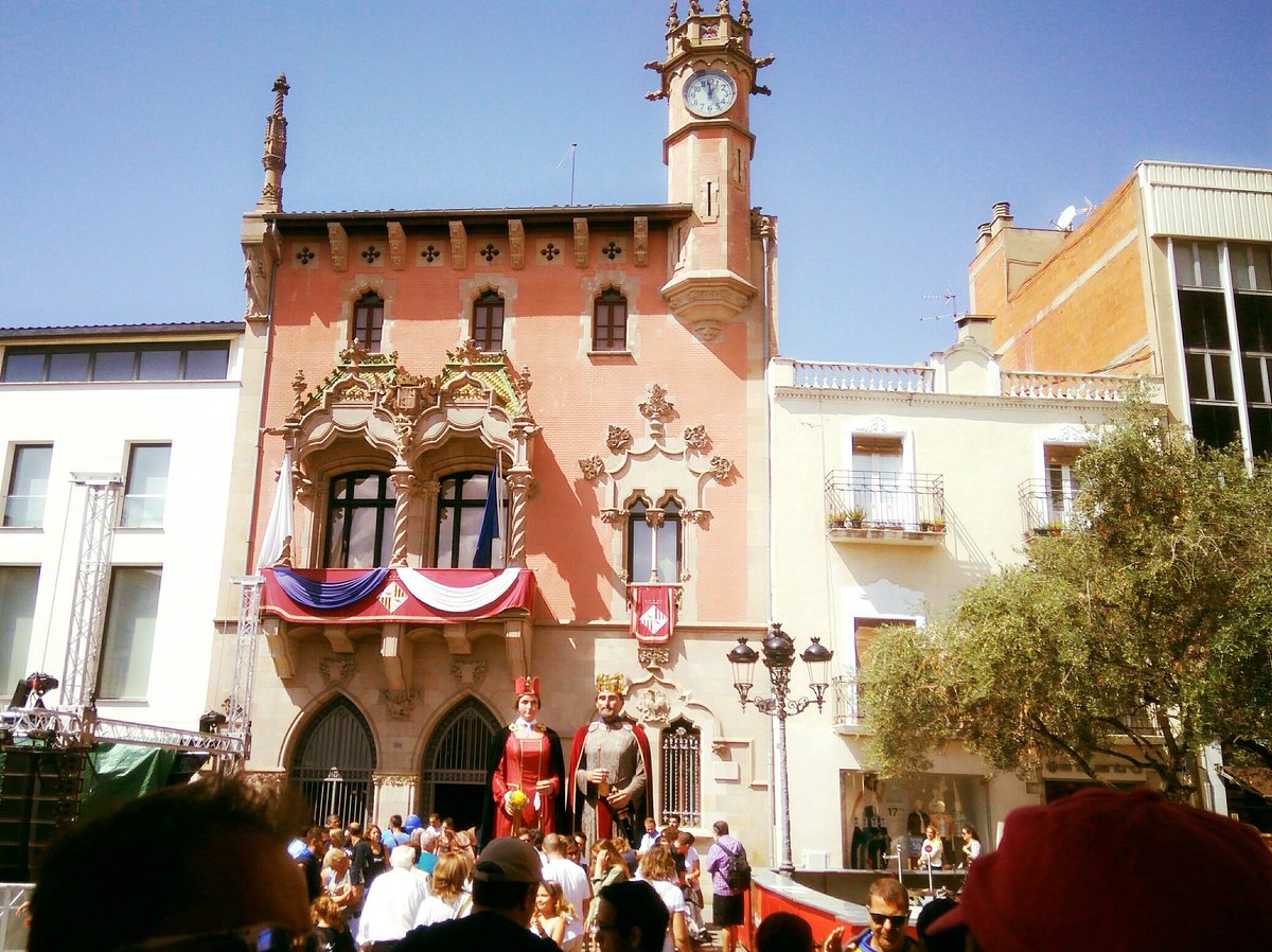 gegantsgra's tweet photo. L'Esteve, la Plàcida i el Colom de la ciutat ja esperen els convidats a la Porxada! #gegantsgra #fmbib #granollers #gegants #fotobib https://t.co/rVQGjE9xcv