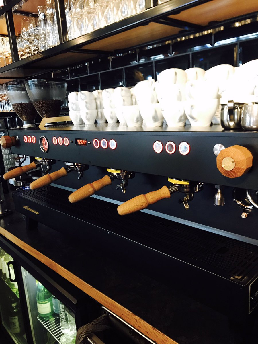 What a Looker! Custom #lineapb met #spechtdesign opties walnootkleurige filterdrager en stoomknoppen #custom #lamarzocco #fellinileeuwarden