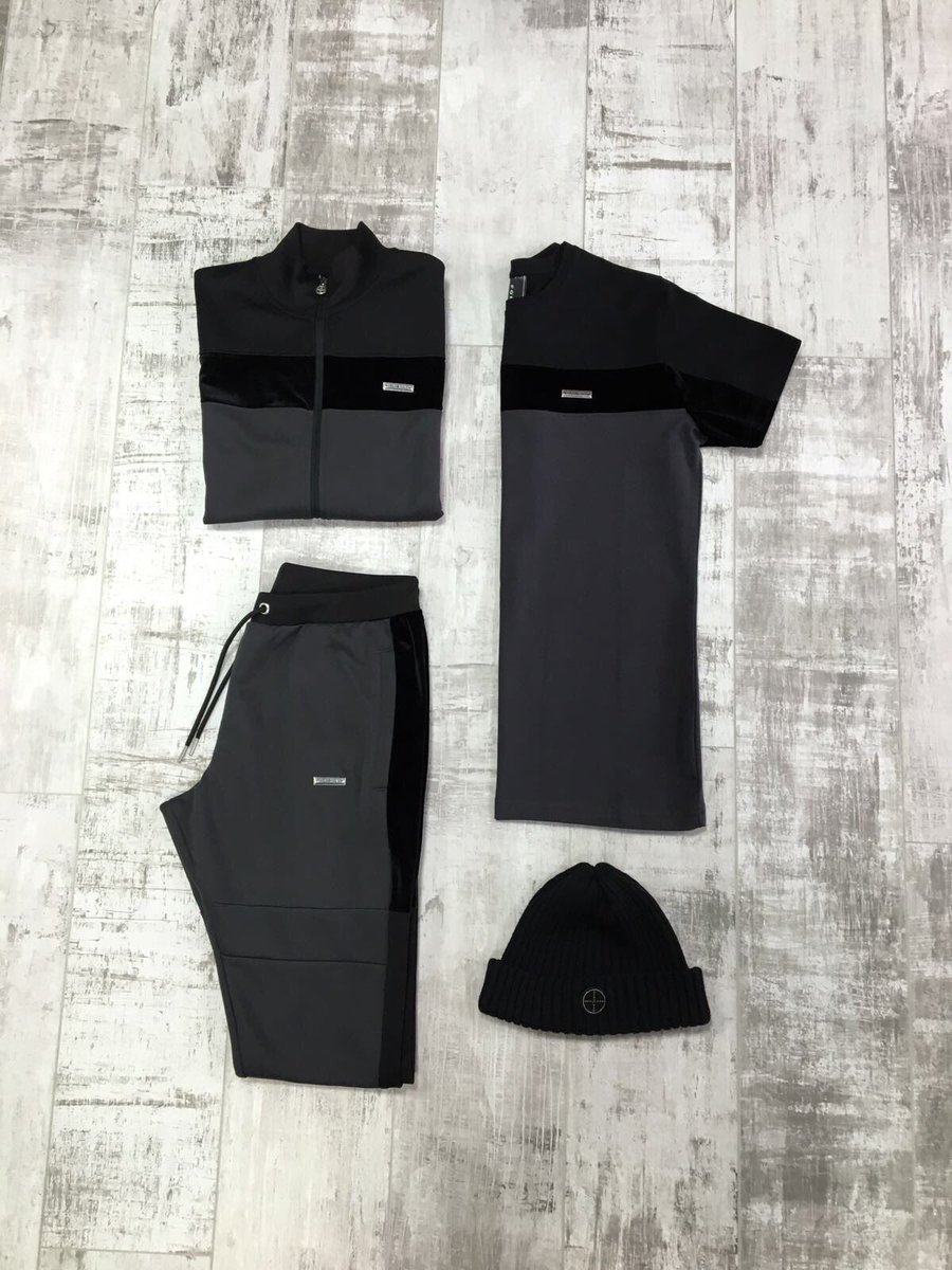 #OOTD // 🔘⚫️🔘 ⠀
⠀
▪️The charcoal INVICTUS funnel. ▪️Matching INVICTUS joggers. 
▪️Plus the INVICTUS tee 
▪️ Complete with FISHERMAN beanie.