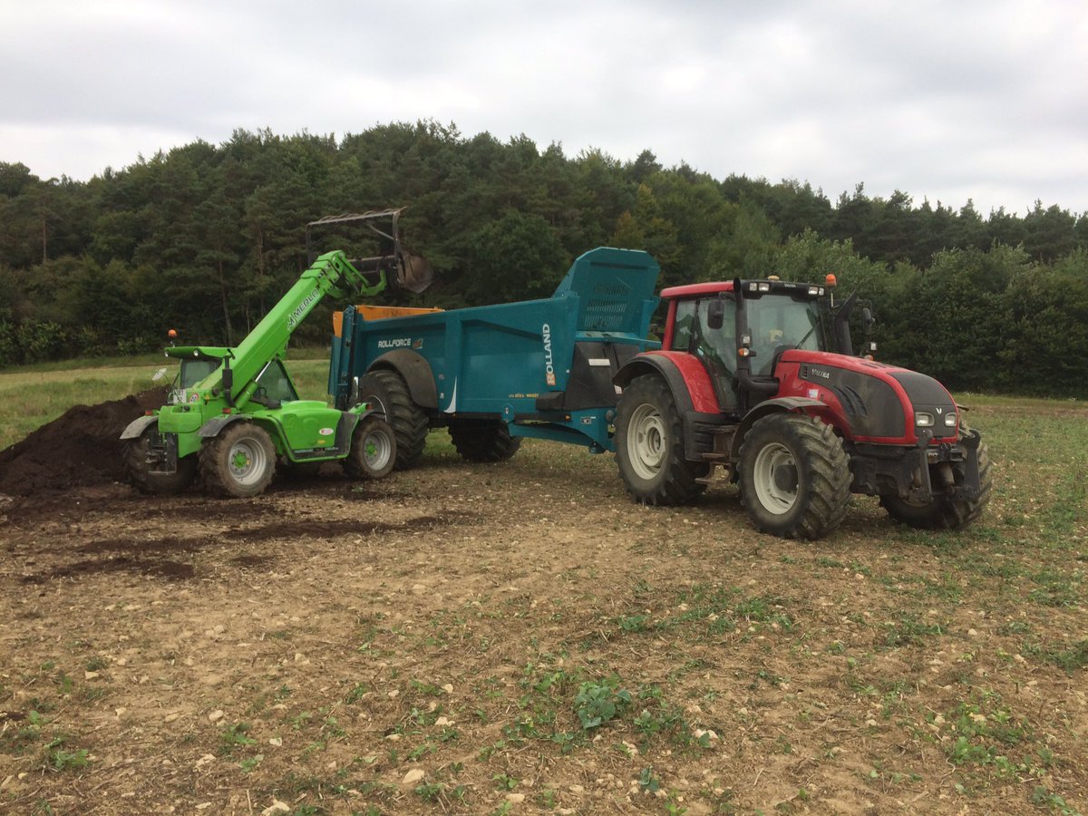 bigard_q's tweet image. Mise en route du tout nouvel épandeur de la CUMA ! De quoi donner à manger aux vers de terre ! 😋#Comporg #CeuxQuiFontLeBlé