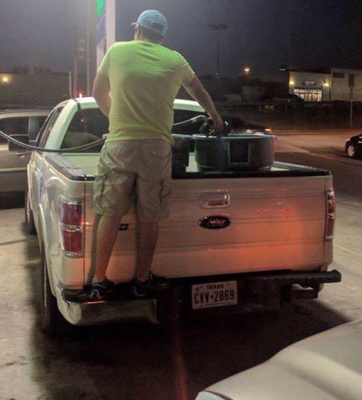 HeliWeddSA's tweet photo. This is why a false " #GasShortage " happened. This is called "conusmer panic".  If you can't get #Gas you have people like this to thank. https://t.co/WFNLCLLI00