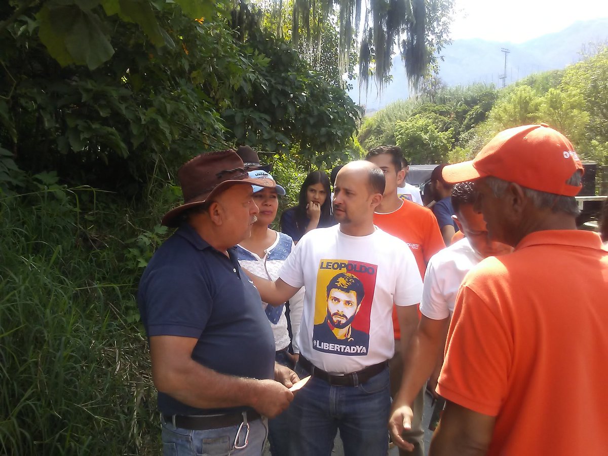 VPMerida's tweet photo. Seguimos sumando voluntades con #LawrenceGobernador en el mercado popular de Tabay. Porque #MéridaMereceMás #2S https://t.co/sGAnb0WBWC