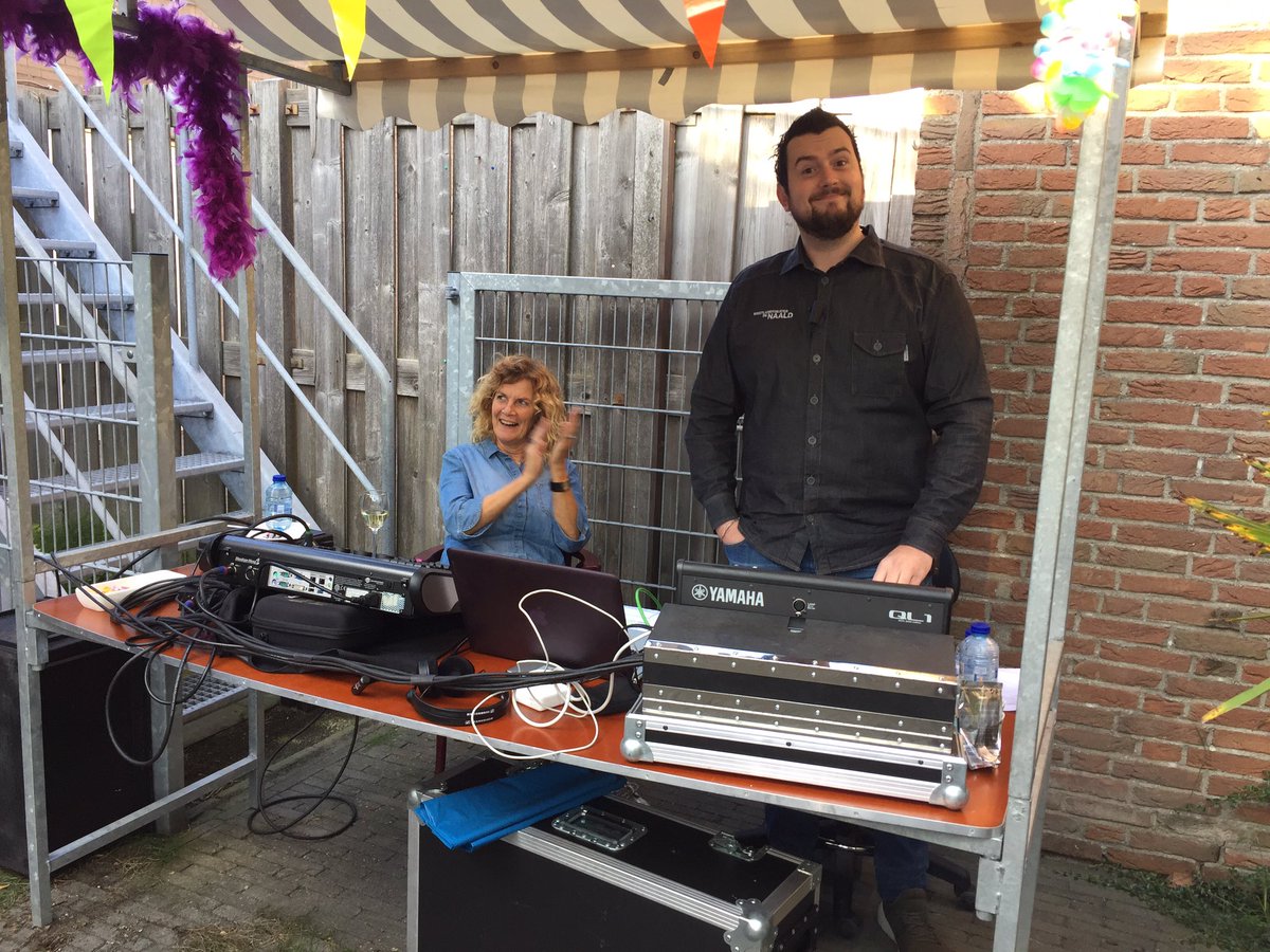 Het publiek stond op de banken, en een groot applaus voor de techniek Theatertuin @TheaterDeNaald