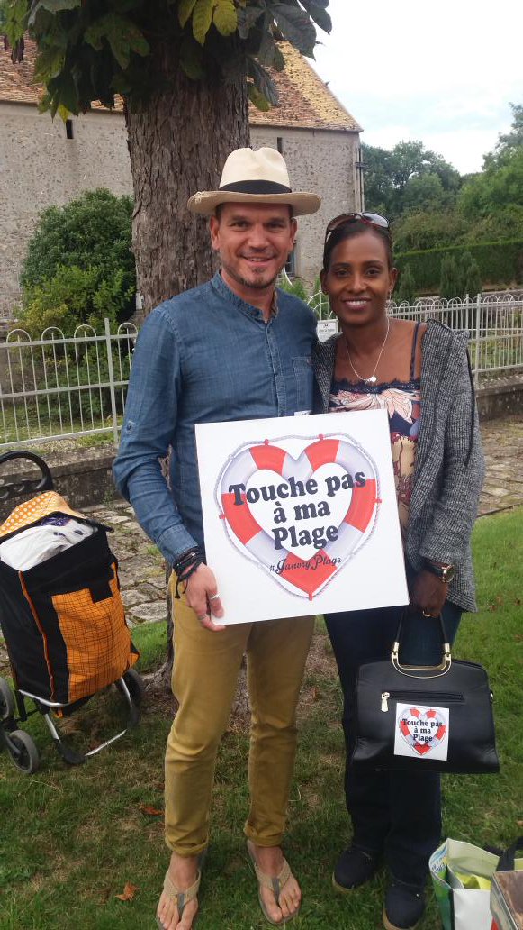 En place à #Janvry pour la mobilisation sympathique #Touchepasamaplage #Essonne avec Christian
