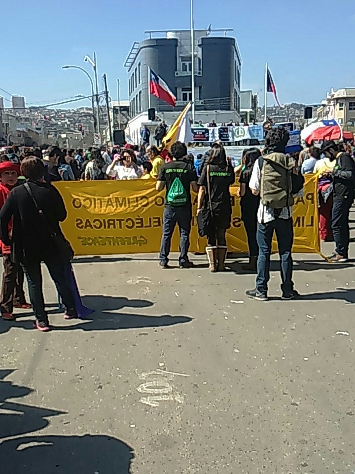 Usa_la_fuerza's tweet photo. Los compas de @gp_valpo acompañando a los ciudadanos concientes.
#NoALosRulos
@GreenpeaceCL
#VillaAlemanaSinTermo
#ICPower https://t.co/GO6IuW4rXd