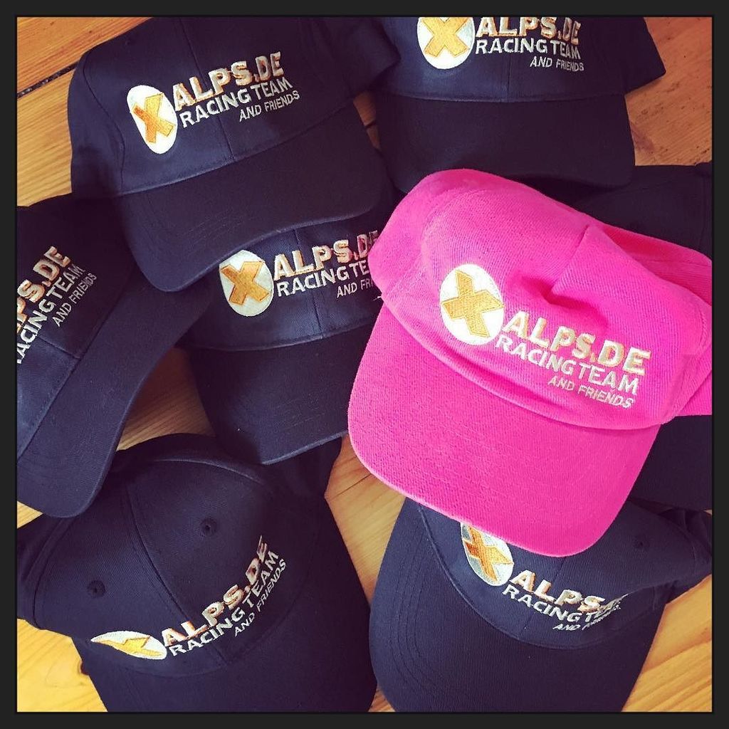 xalps's tweet photo. Mü! Mü! Mützen!! Das XALPS.DE Racing Team hat Mützen! Vielen Dank an @egonconzelmann für das tolle Geschenk! #xalp… https://t.co/6KqYT6teRj https://t.co/v6AFQVJPtq