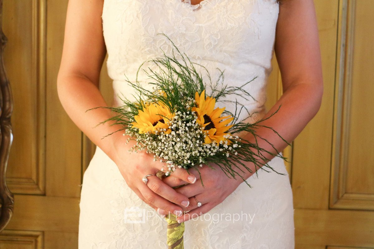 PhotographyPNJ's tweet photo. Simply stunning! π» #sunflowers #bride #weddingday #countrybride https://t.co/b8PzLbfxBf