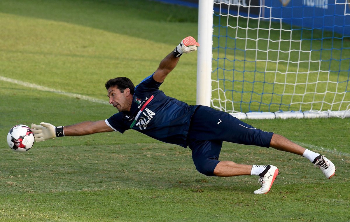 LVDFootball's tweet photo. Gianluigi Buffon va disputer sa 170e sélection avec l'Italie! #LEGENDE https://t.co/WkQ16mmGx5