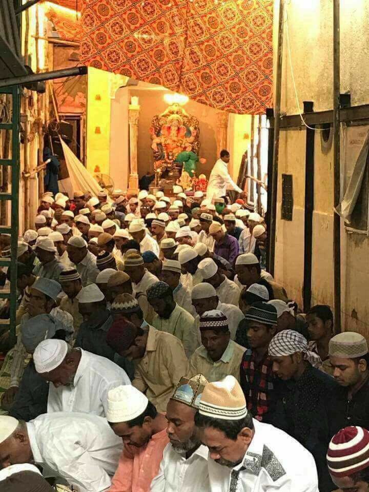 rahiskhan77's tweet image. Eid and Ganpati festival in Mumbai.

ये है मेरी इंडिया 🙏🏻👏🏻👏🏻👍🏻