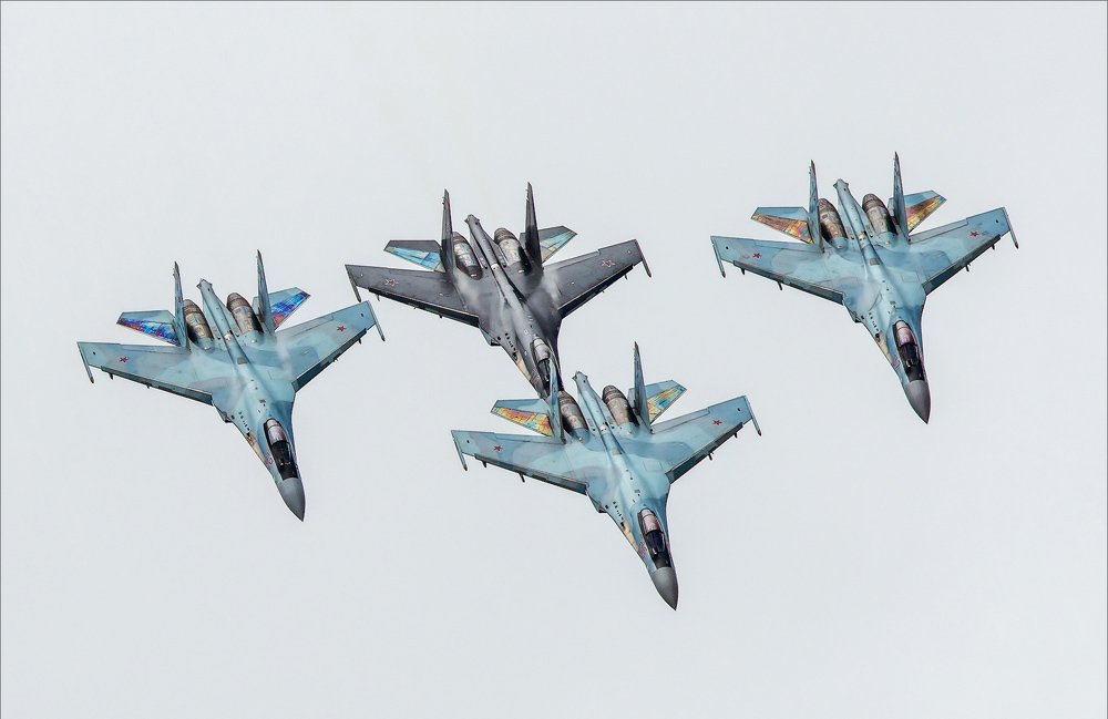 EmbassyofRussia's tweet photo. Renowned aerobatic team Falcons of Russia does group maneuvers & imitates combat at low altitudes on heavy fighter jets Su-35S at #ARMY2017 https://t.co/26Hm1VLshR