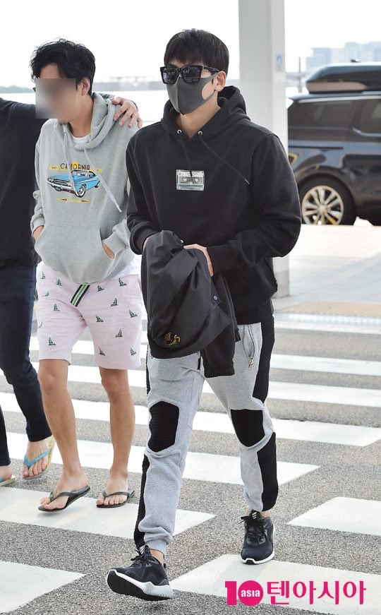 korusuuu's tweet photo. they did wore that adidas shoes coincidentally ughh it's been a year 😭 #thek2 #yoona #jichangwook https://t.co/yk6R4cB0Ix