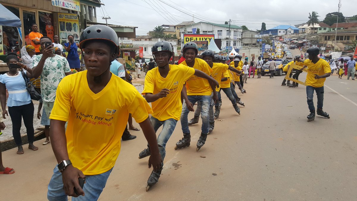 VoyagesAfriq's tweet photo. @MTNGhana is adding colour to the party on the streets of Cape Coast #OguaaThings #FetuAfahye @thePOE_T @AbeikuSantana @kojofabio @Activ8Gh https://t.co/DCQ9DGgOfv