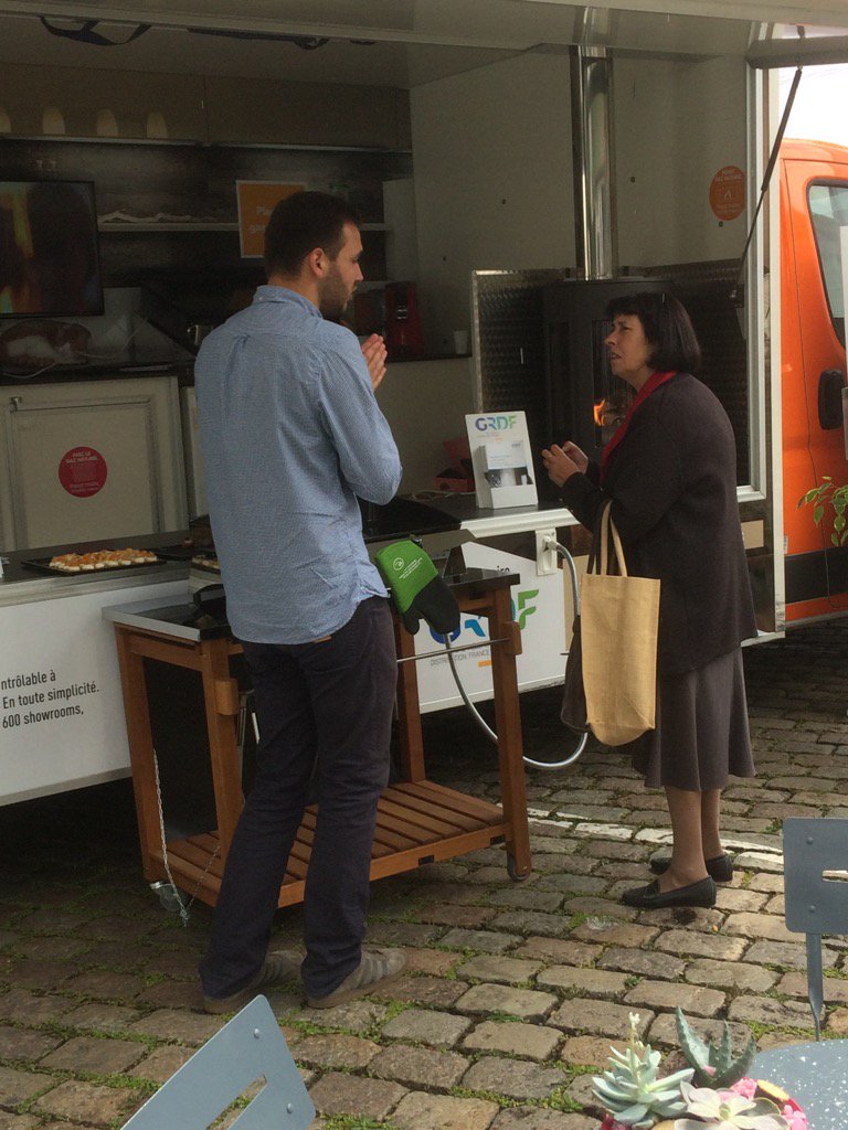 blicharskif's tweet photo. Bertrand de Nève renseigne une cliente intéressée par le Gaz Naturel https://t.co/cRQy97t2Ht