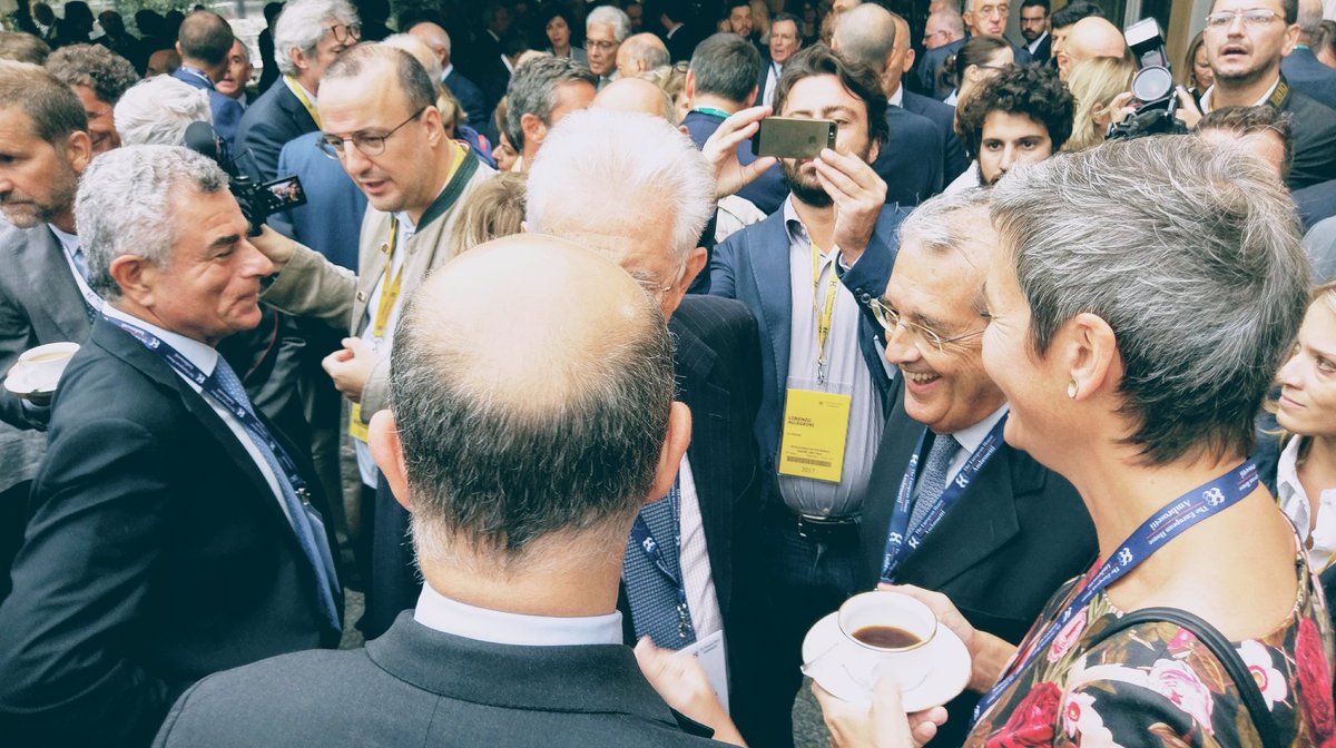 Continua <a href="/TEHAmbrosetti/">Oastro Dew</a>. È il momento break a Villa d'Este e <a href="/pierremoscovici/">Pierre Moscovici</a> <a href="/vestager/">Margrethe Vestager</a> <a href="/FabSaccomanni/">Fabrizio Saccomanni</a> <a href="/SenatoreMonti/">Mario Monti</a> ne approfittano #TEHA