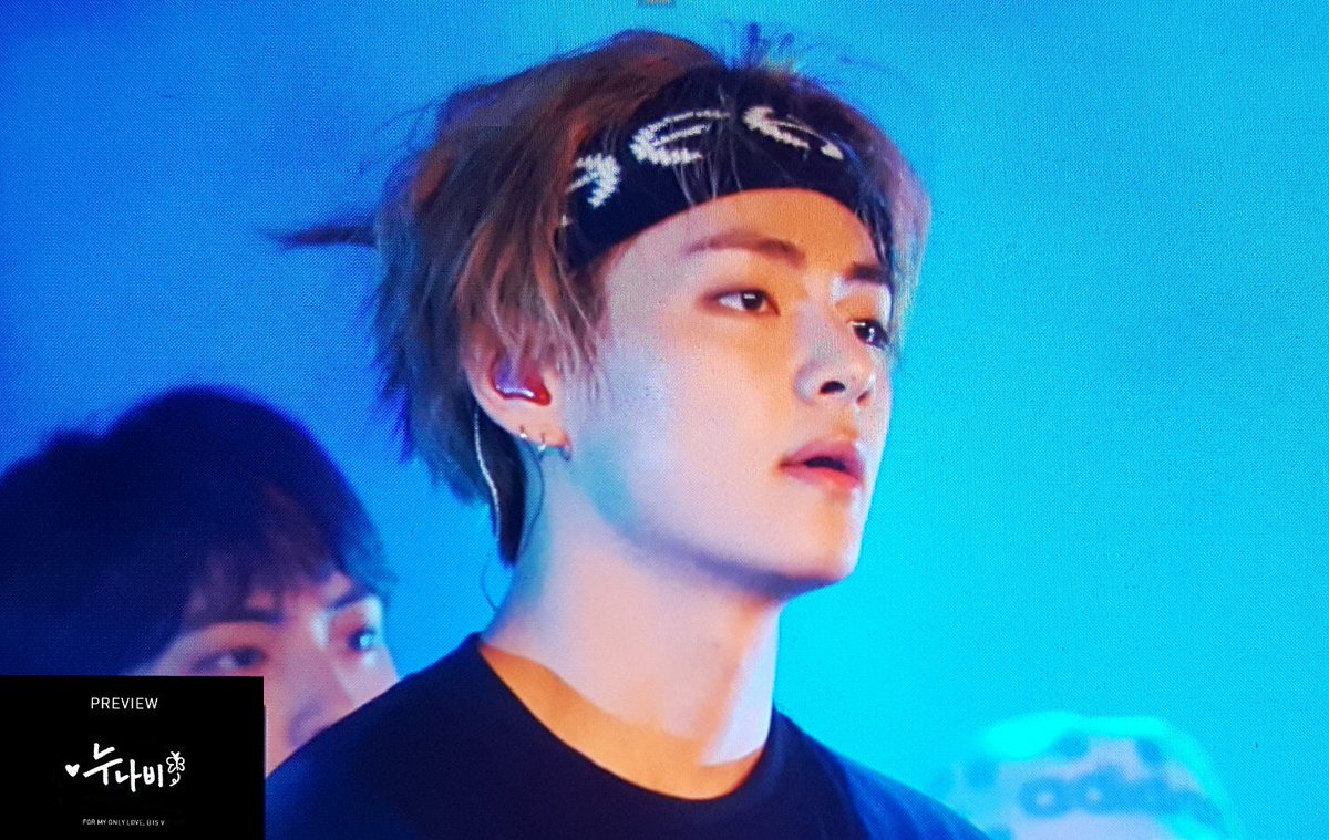 _nuna_V's tweet photo. [PREVIEW] 170902 서태지콘서트
머리가 부실부실해도 얼굴이 다했어~~
#태형 #태태 #뷔 #V #BTS #방탄소년단 @BTS_twt https://t.co/vXZrgxp7BP