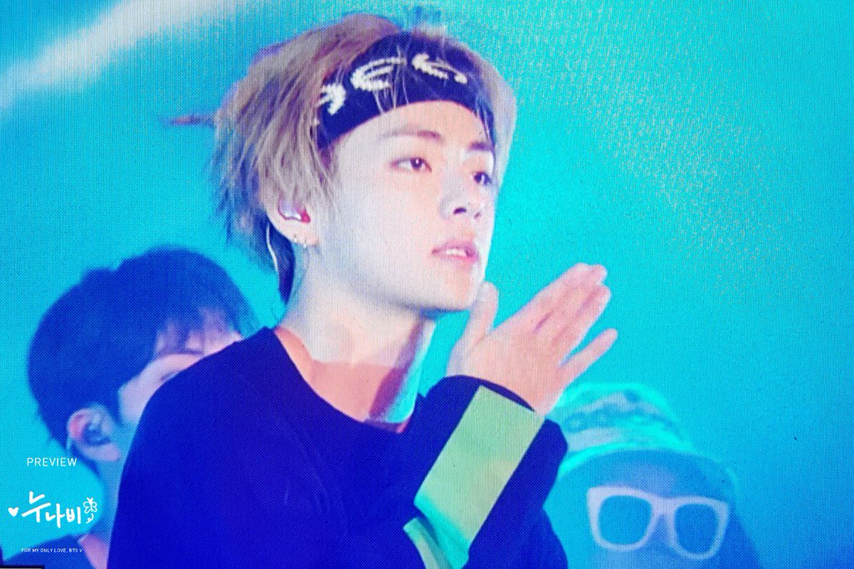 _nuna_V's tweet photo. [PREVIEW] 170902 서태지콘서트
머리가 부실부실해도 얼굴이 다했어~~
#태형 #태태 #뷔 #V #BTS #방탄소년단 @BTS_twt https://t.co/vXZrgxp7BP