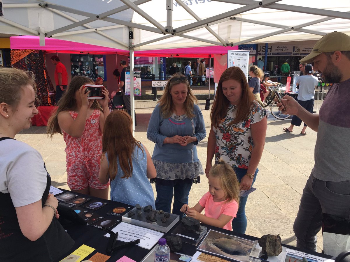 SpaceAmbassador's tweet photo. Virtual reality and space rocks in Neath with @astrocymru @D_2_E as part of @SMASHfestUK #SwanseaSciFest https://t.co/Sd2n2Td9TF