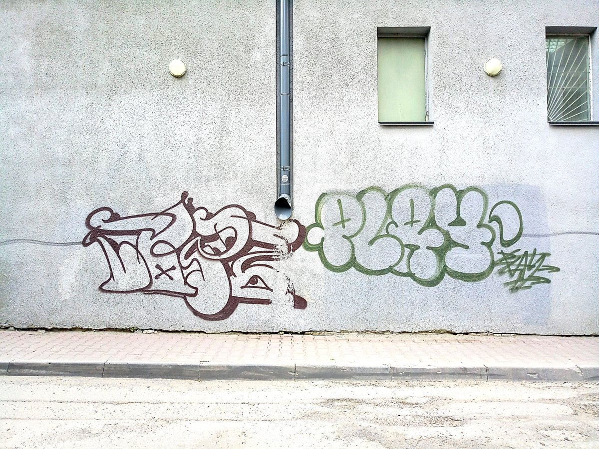 streetartsib's tweet photo. Пара кусочков рядом с работой Марины Ягоды с #окрашенофест 
Фрунзе 5 ст2

#streetartsib #piece #graffiti #vandalism #artvandal https://t.co/KxTlv51Ldm