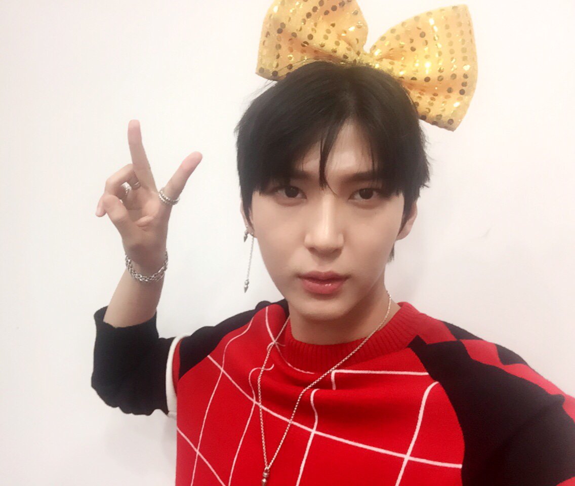 RealVIXX's tweet photo. 나는 로빅이다. 오늘 #빅스LR 요원들의 #Whisper 상암 팬사인회 현장 #미션타임 대결에서 진 #레오 요원의 사진을 공개한다! 
#L_vs_R👬 #별빛을_위해_준비했어🎁 https://t.co/qefOg6BA3Z