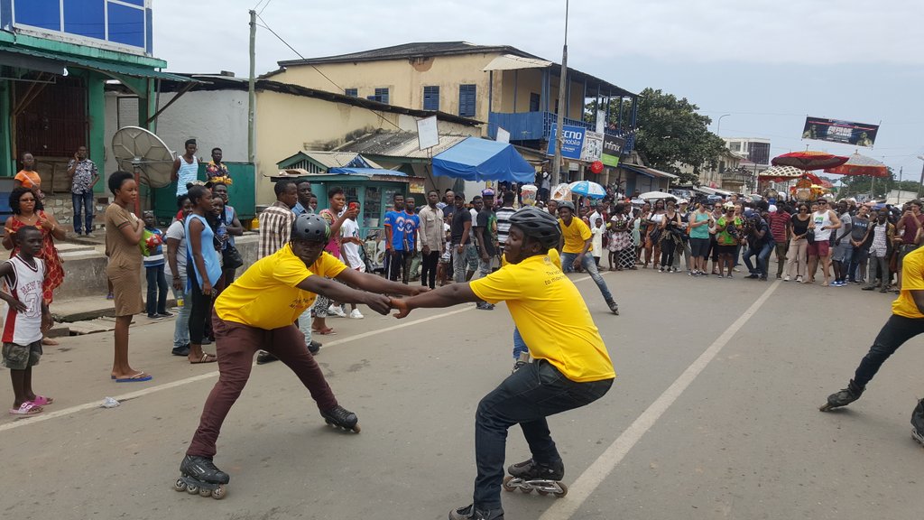 VoyagesAfriq's tweet photo. @MTNGhana is adding colour to the party on the streets of Cape Coast #OguaaThings #FetuAfahye @thePOE_T @AbeikuSantana @kojofabio @Activ8Gh https://t.co/DCQ9DGgOfv