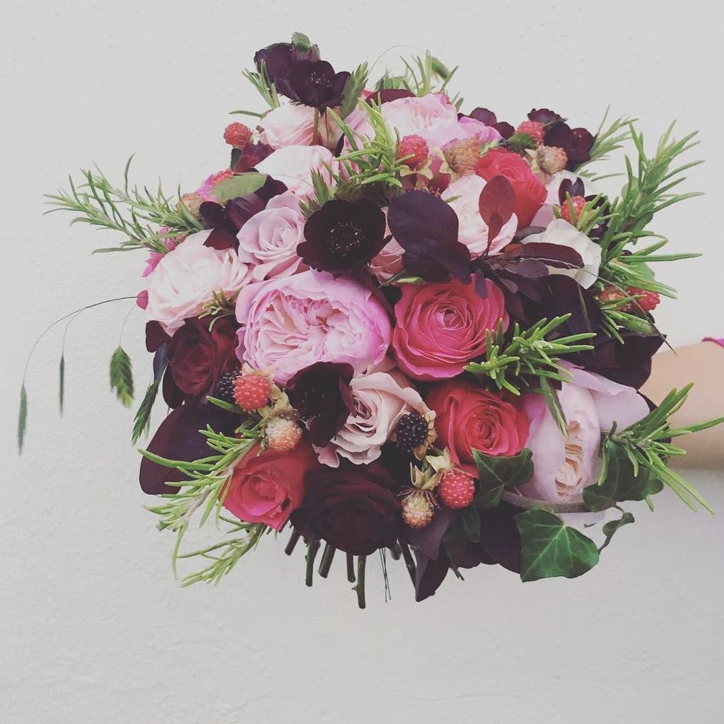 Bouquet recipe: Mix David Austin Roses, chocolate cosmos, raspberries and a touch of freshly picked rosemary 😋 Enj… ift.tt/2exz8bY