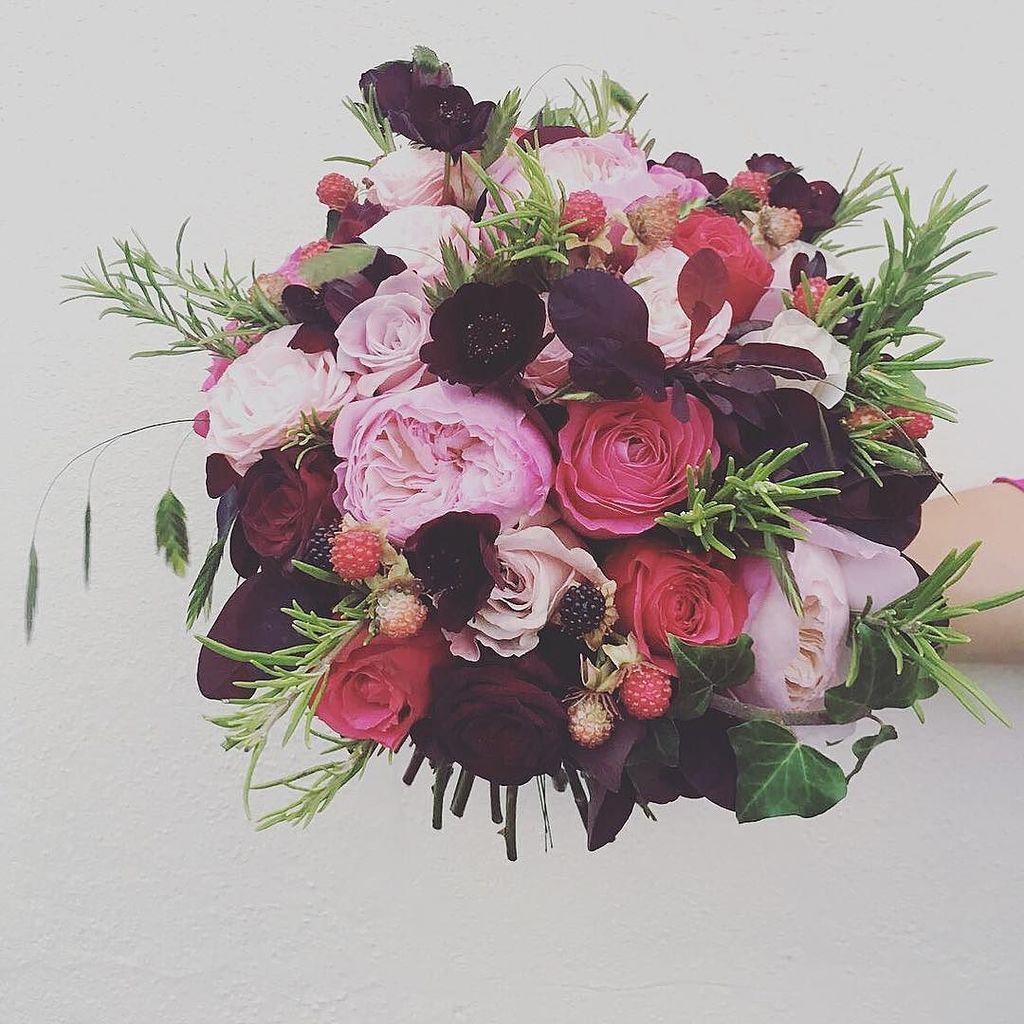 Bouquet recipe: Mix David Austin Roses, chocolate cosmos, raspberries and a touch of freshly picked rosemary 😋 Enj… ift.tt/2exFtEf