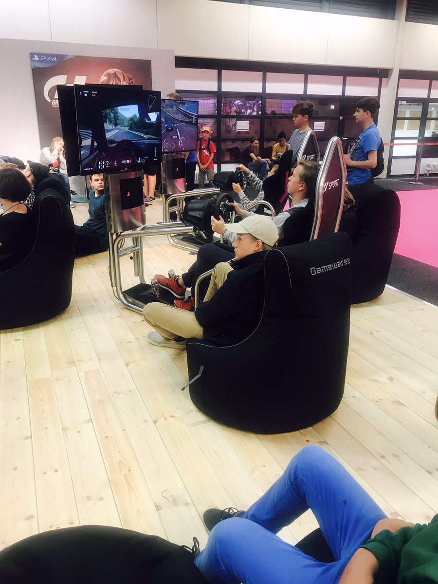 _YIFA_'s tweet photo. Im #Spielzimmer geht es heiss her #YImoments @_Relaxed_Gaming https://t.co/mxd5QTeDOc