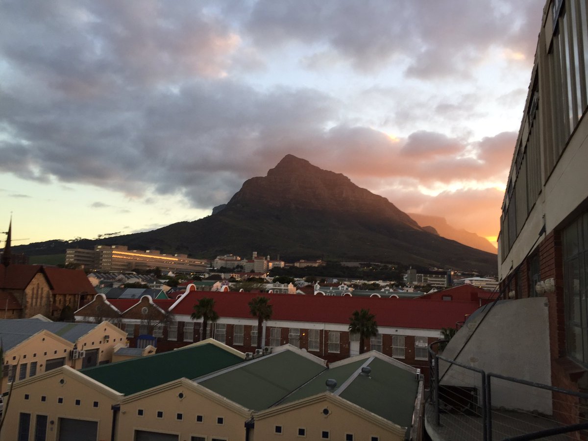 Popped over to a friends apartment the other night. Needles to say the beer and view was on point! #CapeTown <a href="/CapeTownMag/">CapeTownMag</a>